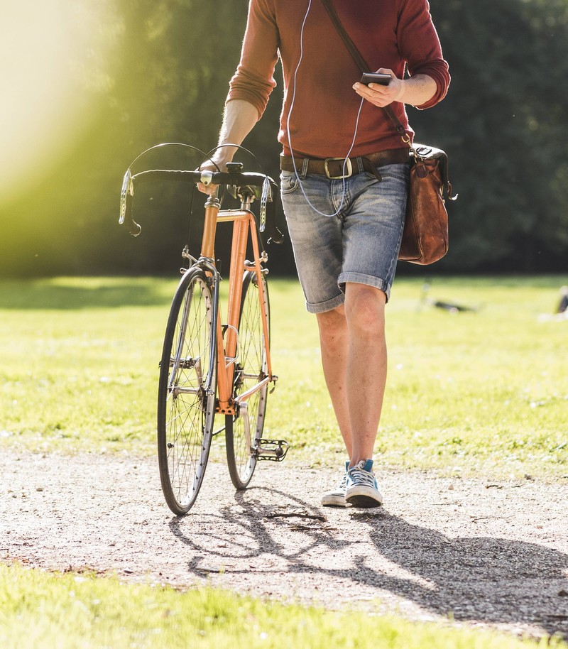 Eine kurze Hose beim Date ist bei Männern eher nicht gerne gesehen.