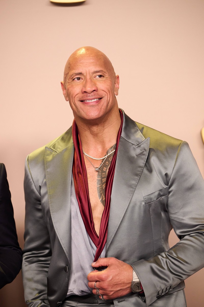 Dwayne Johnson: Kraftvoll und charismatisch mit glänzender Glatze.