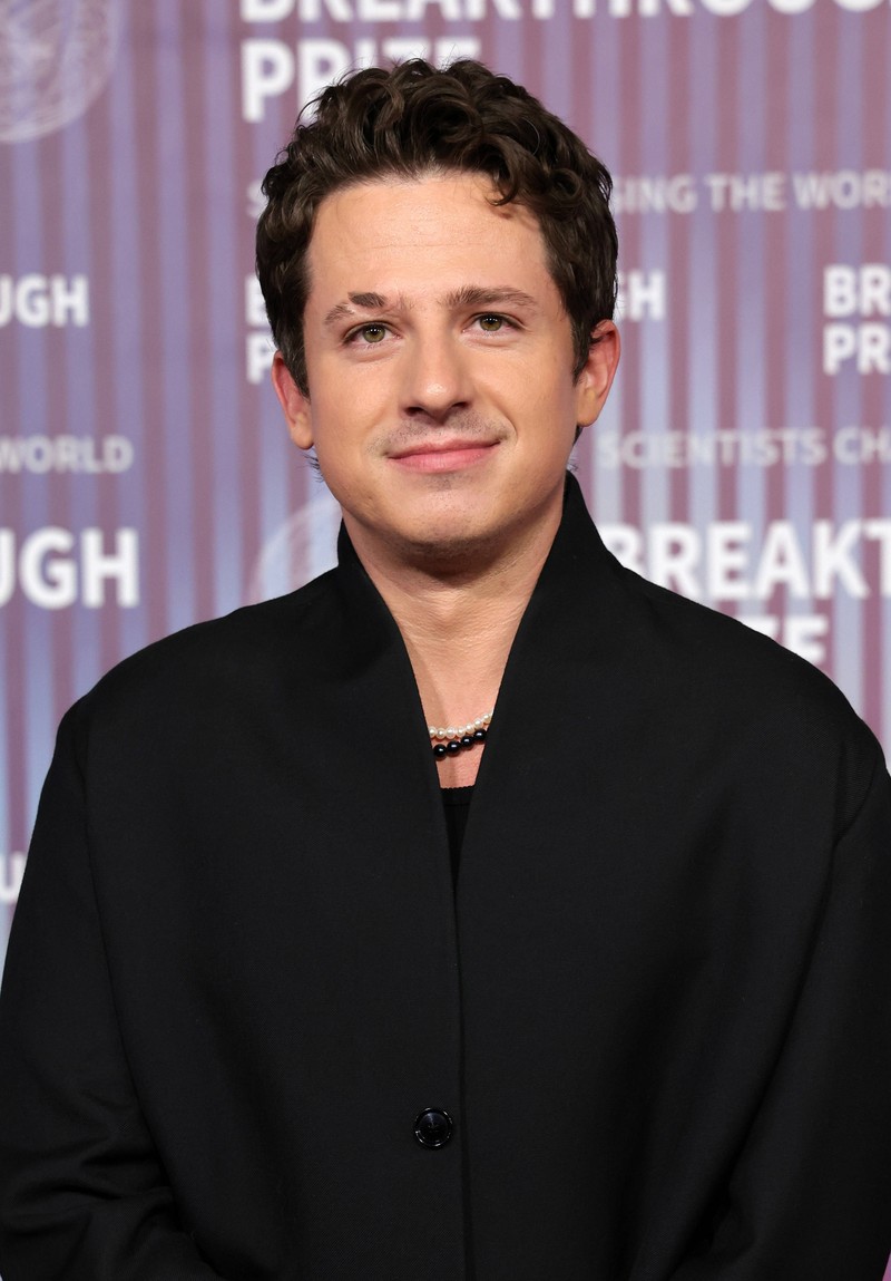 Charlie Puth sprach sich auf X (früher Twitter) gegen Bodyshaming aus.