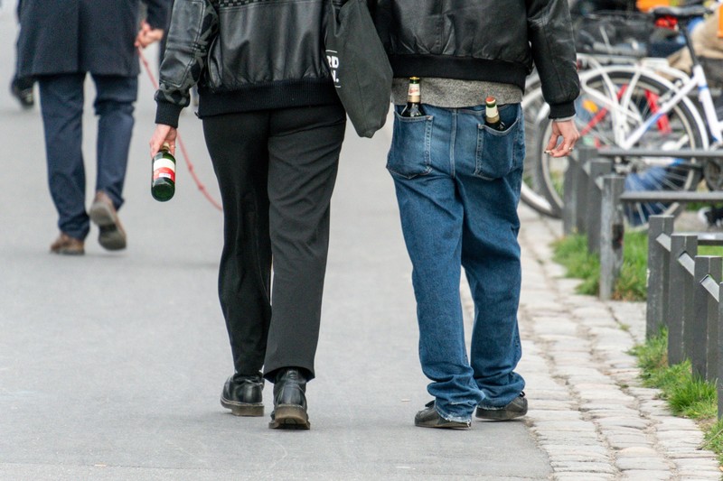 Rauchen und übermäßiger Alkoholkonsum beeinträchtigen die Erektion.