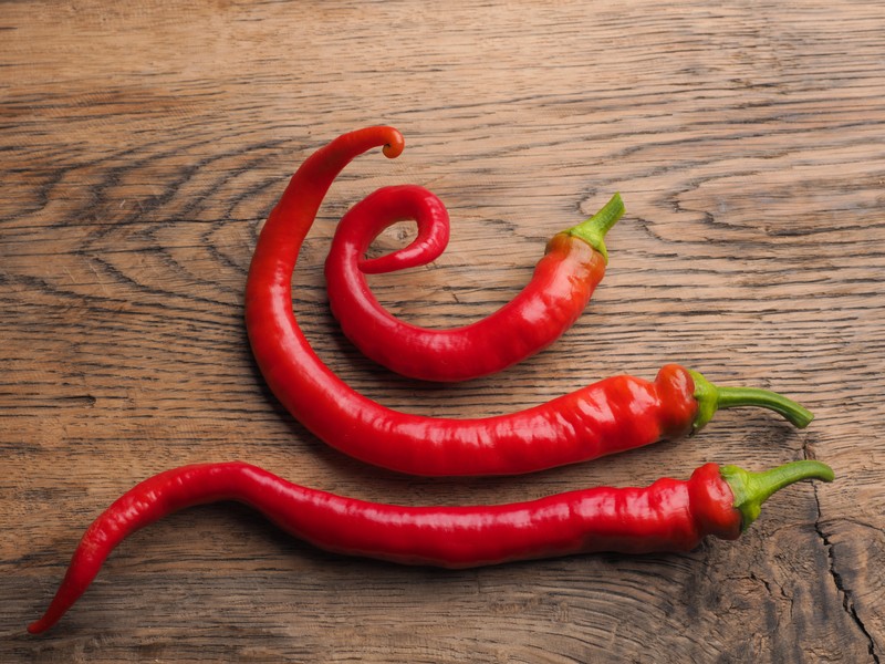 Scharfe Gerichte wie Chili regen die Schweißproduktion an.