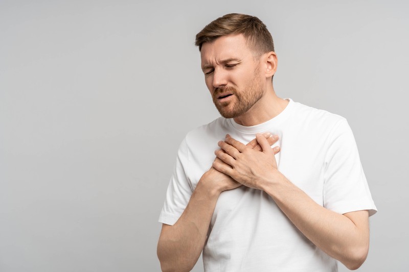 Ein Mann leidet unter Reflux, wenn er die falschen Sachen isst.