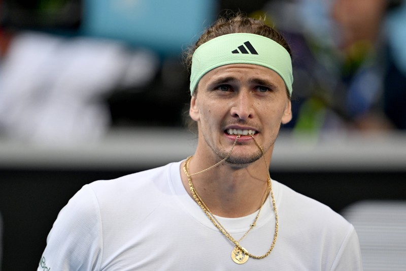 Alexander Zverev auf dem Tennisplatz steht, sind seine Goldketten immer dabei.